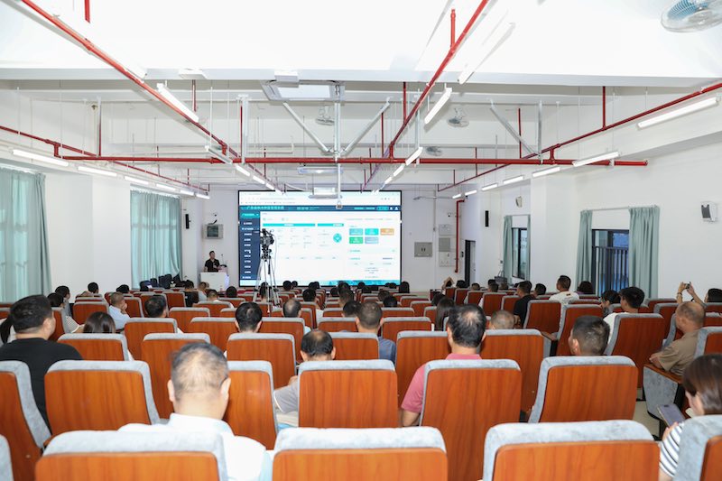 广州市坤盛信息科技有限公司研发总监曾培伟林业工程师讲授《林木种苗管理系统》.jpeg
